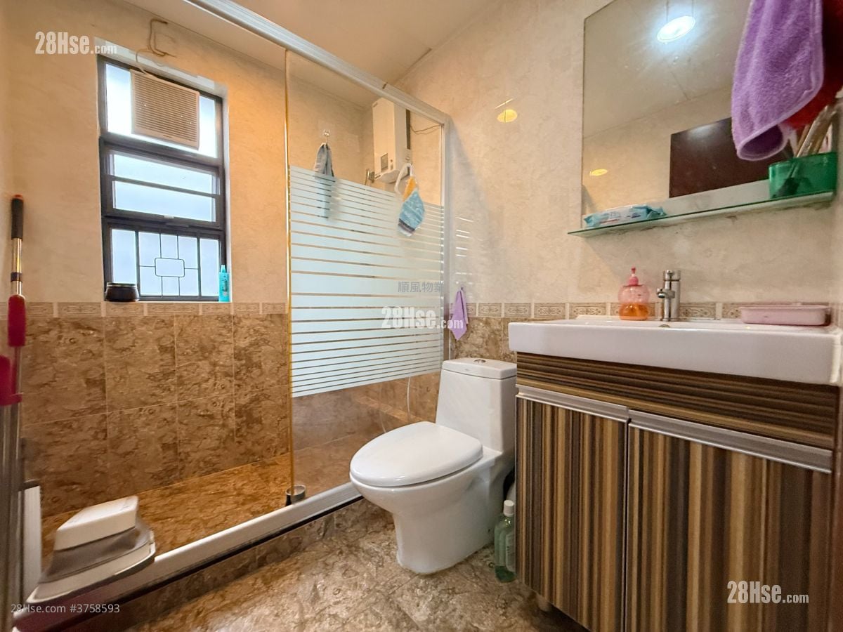 Village Sell 4 Bedrooms , 3 Bathrooms 1,400 ft²