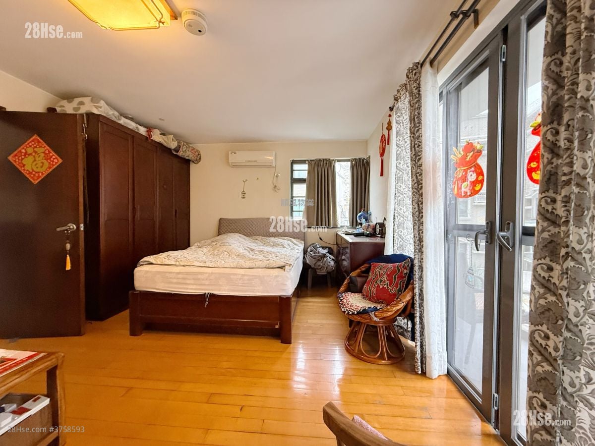 Village Sell 4 Bedrooms , 3 Bathrooms 1,400 ft²