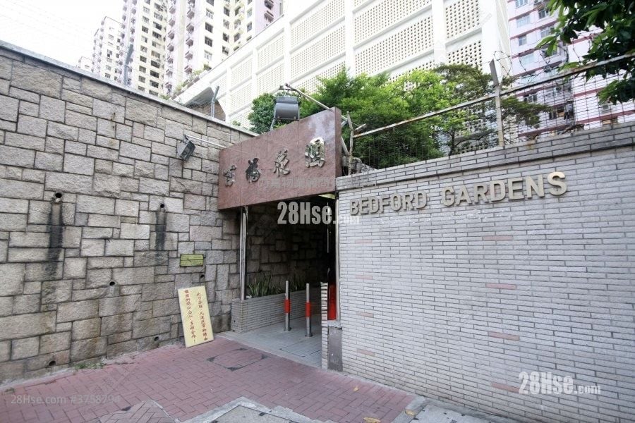 Bedford Gardens Sell 4 Bedrooms , 2 Bathrooms 1,160 ft²