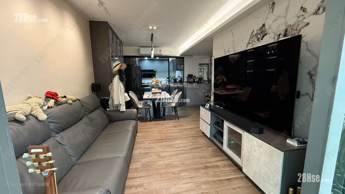 Residence Oasis Sell 3 Bedrooms , 2 Bathrooms 745 ft²