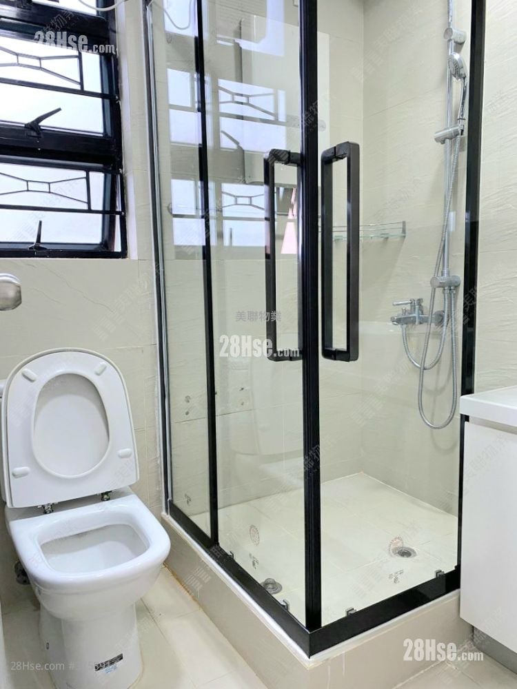 Nan Fung Plaza Sell 3 Bedrooms , 2 Bathrooms 806 ft²