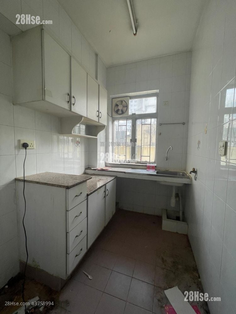 Lee Kwan Building Sell 3 Bedrooms 527 ft²