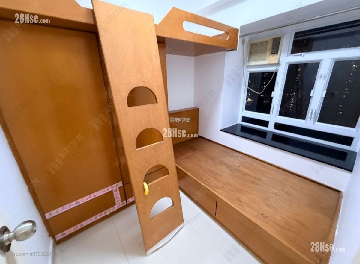 Ho Fai Garden Sell 3 Bedrooms , 1 Bathroom 437 ft²