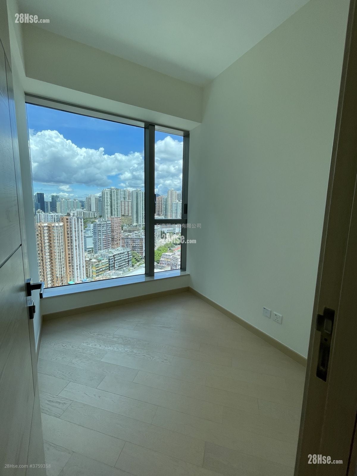 Grand Central Sell 3 Bedrooms 880 ft²