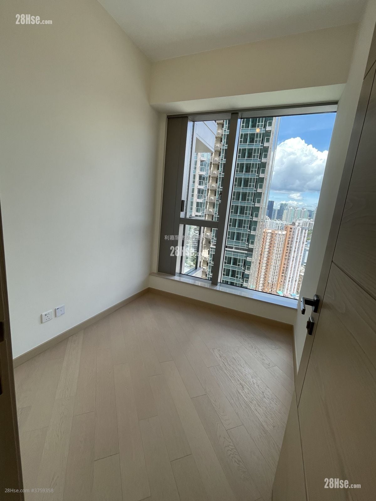 Grand Central Sell 3 Bedrooms 880 ft²