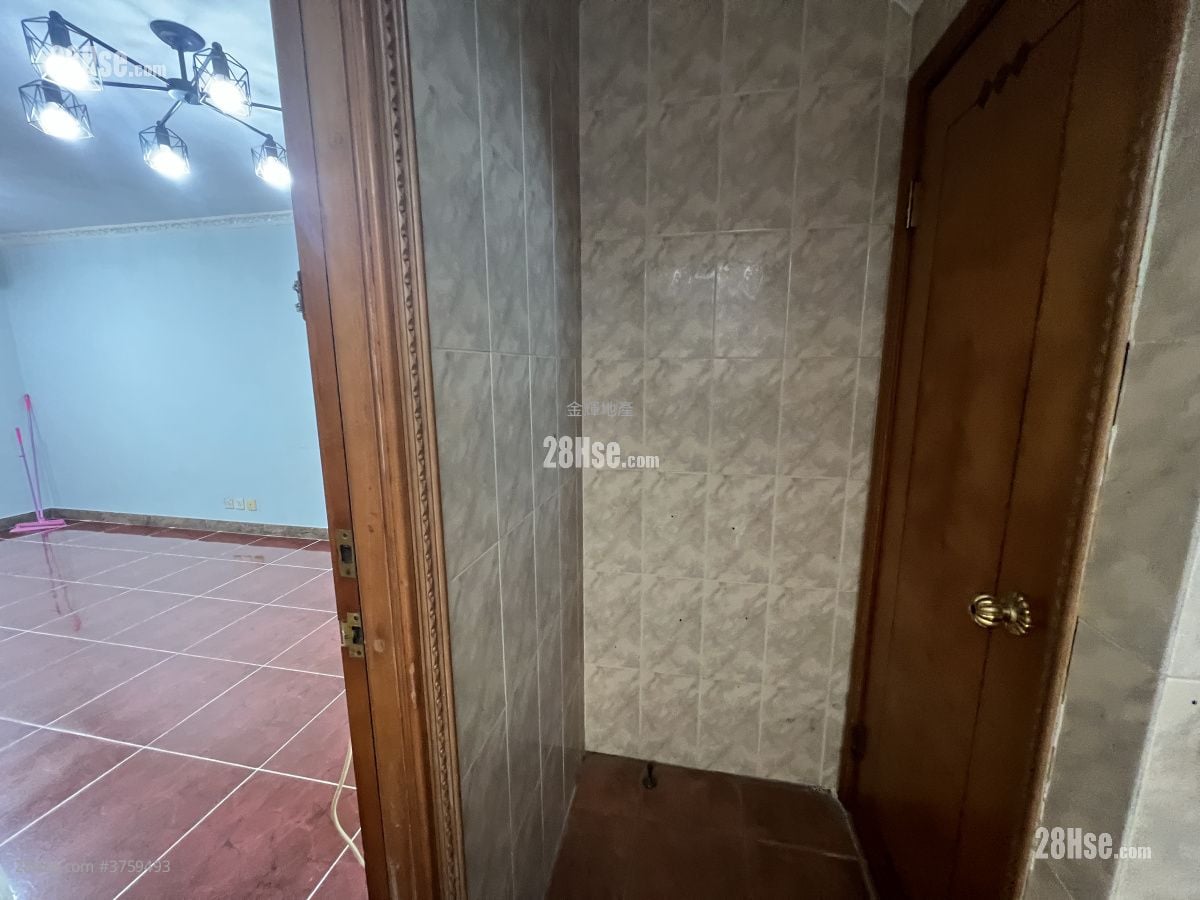 Ming Wong Garden Sell 3 Bedrooms , 1 Bathroom 700 ft²