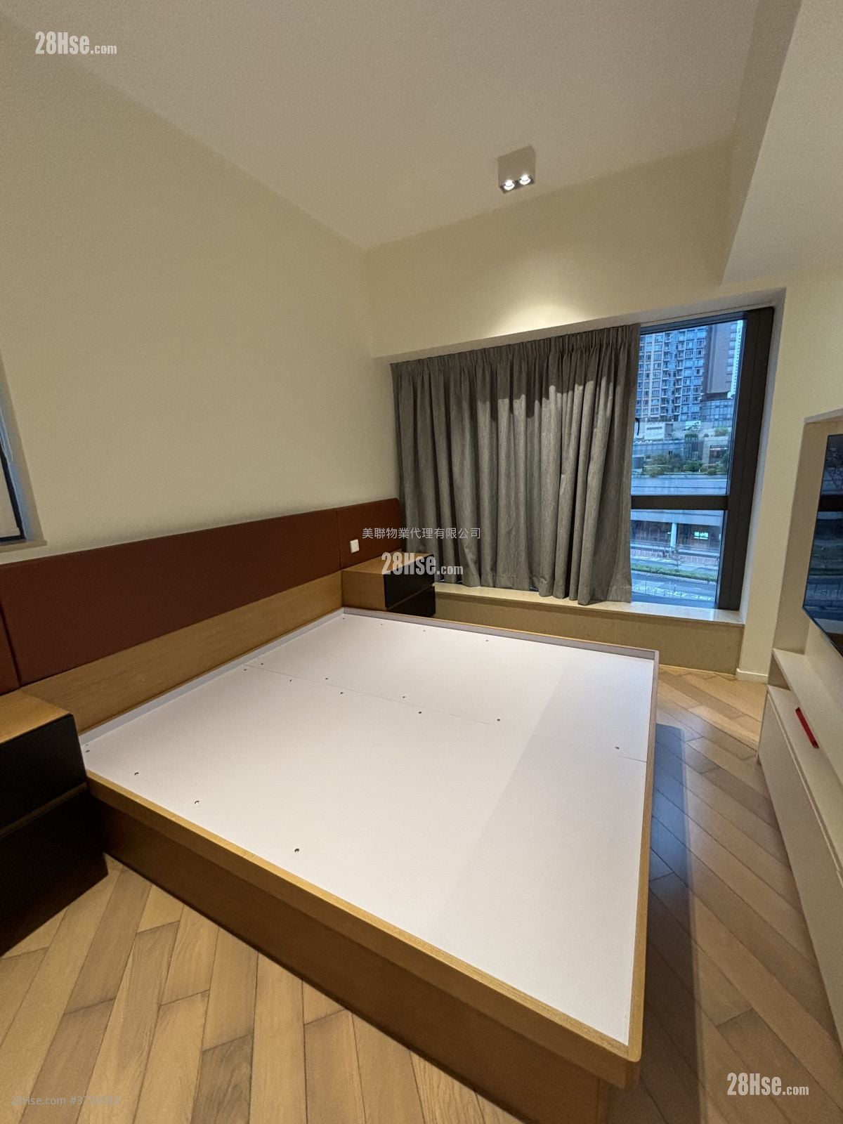 bedroom 3: The Wings Sell 3 Bedrooms 933 ft²