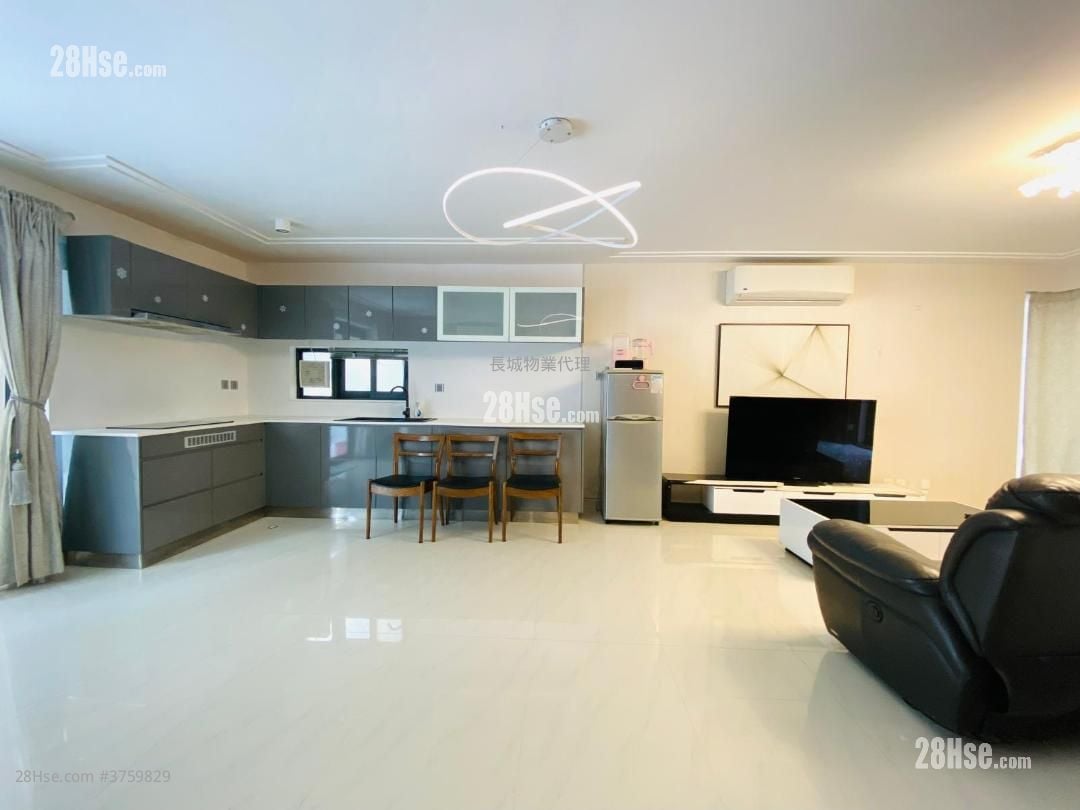 Tai Po Village House Sell 3 Bedrooms , 3 Bathrooms 630 ft²