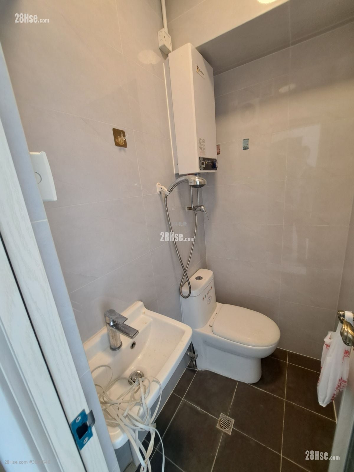 Wah To Building Sell 4 Bedrooms , 4 Bathrooms 565 ft²