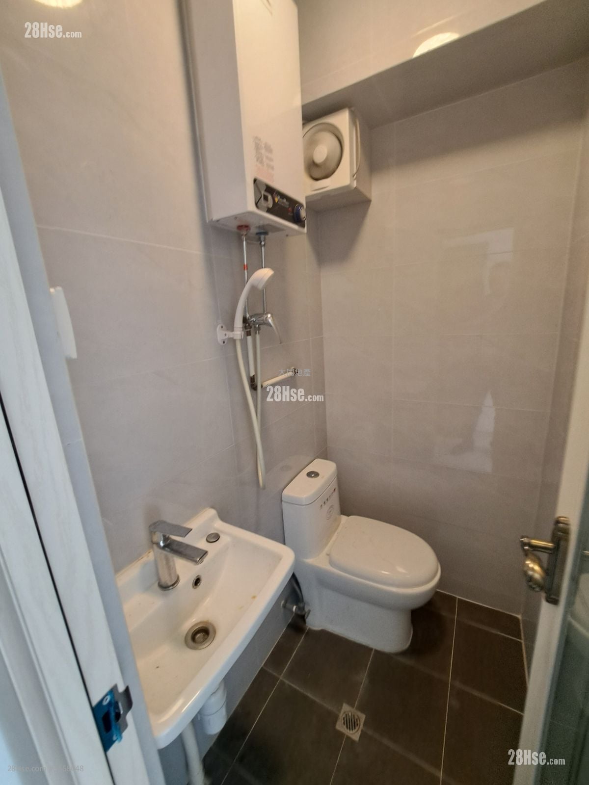 Wah To Building Sell 4 Bedrooms , 4 Bathrooms 565 ft²