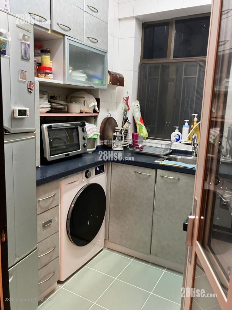 Hang Shing Building Sell 3 Bedrooms 717 ft²