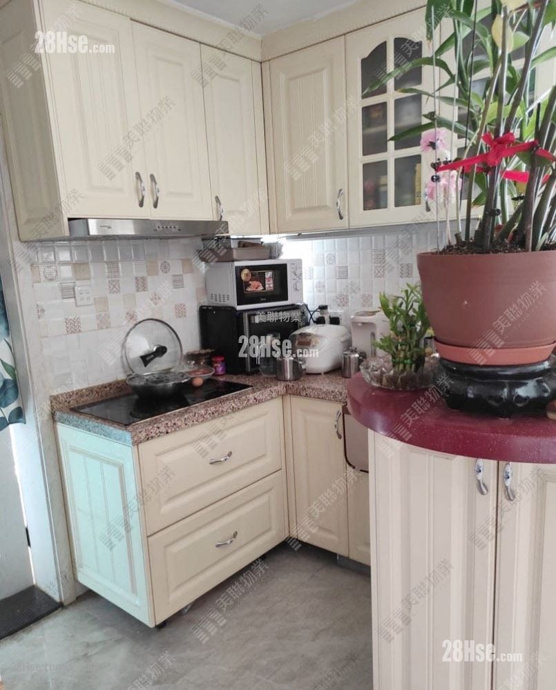 King Shing Court Sell 3 Bedrooms 603 ft²