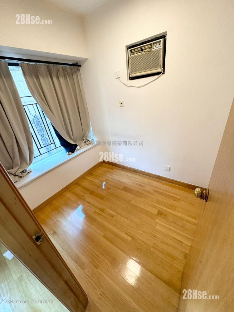 Legend Court Sell 2 Bedrooms , 1 Bathroom 307 ft²