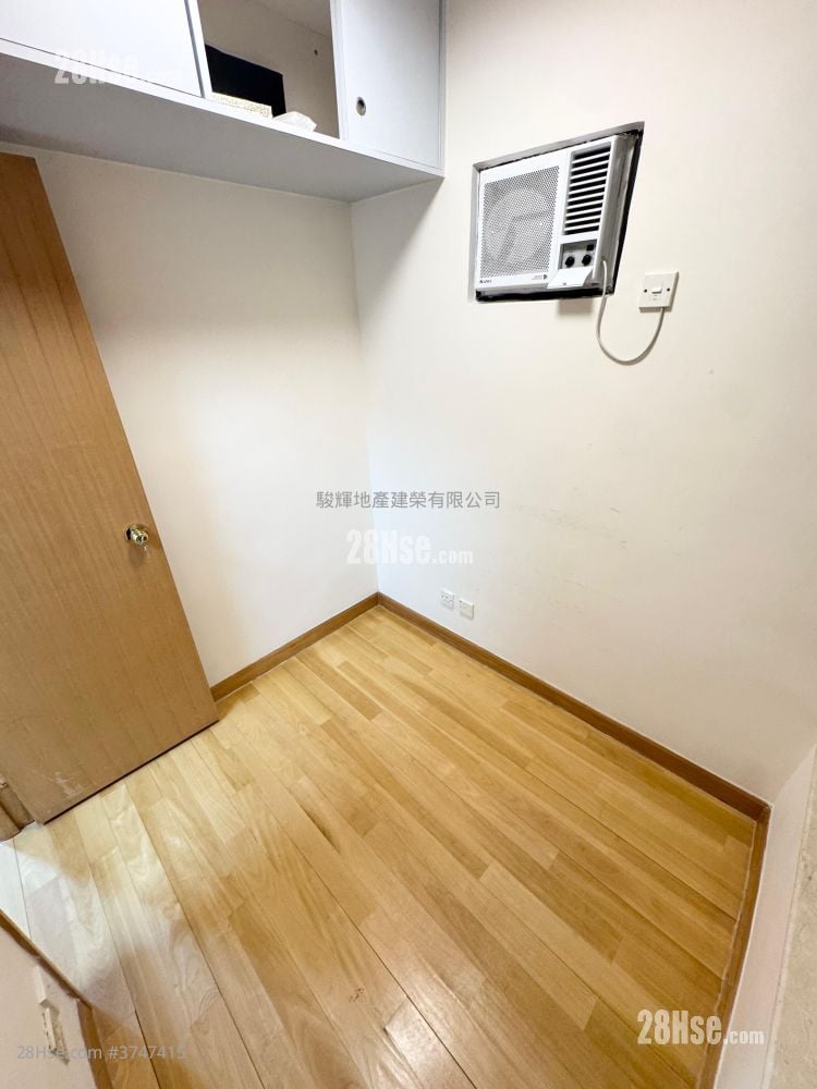 Legend Court Sell 2 Bedrooms , 1 Bathroom 307 ft²