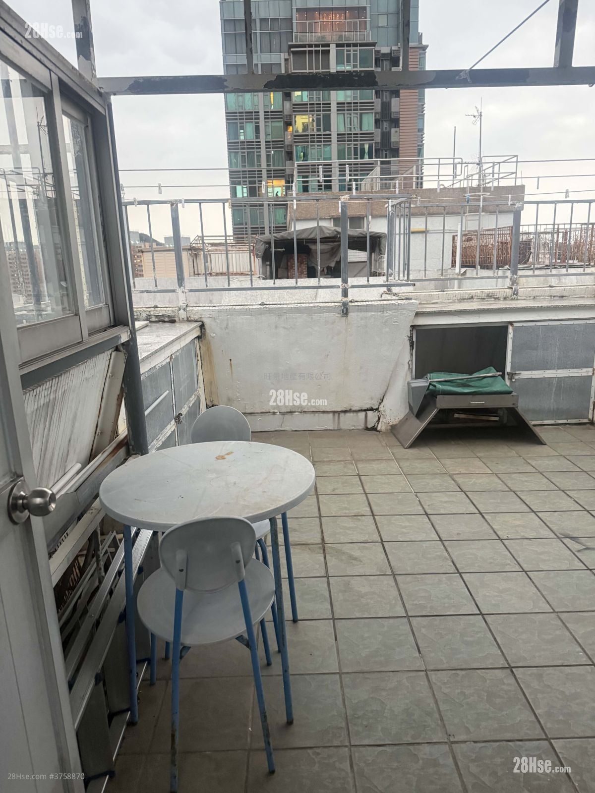 Hong Wah Mansion Sell 2 Bedrooms 325 ft²