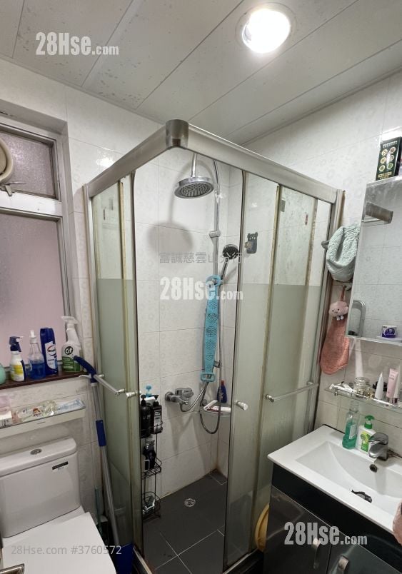 Tsz Oi Court Sell 3 Bedrooms , 2 Bathrooms 650 ft²