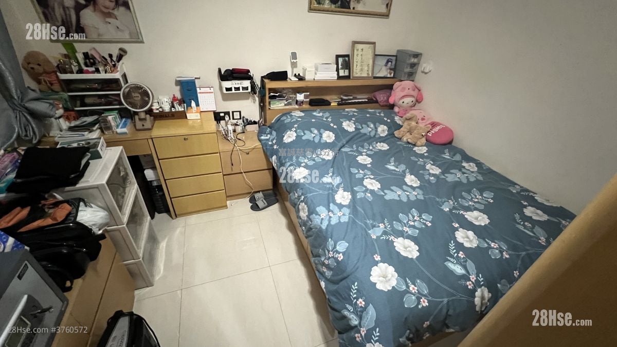 Tsz Oi Court Sell 3 Bedrooms , 2 Bathrooms 650 ft²