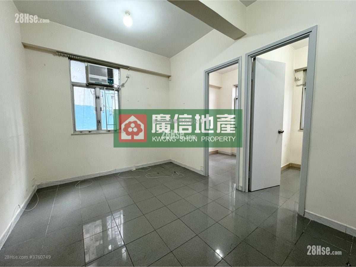 Tak Hay Building Sell 2 Bedrooms , 1 Bathroom 292 ft²