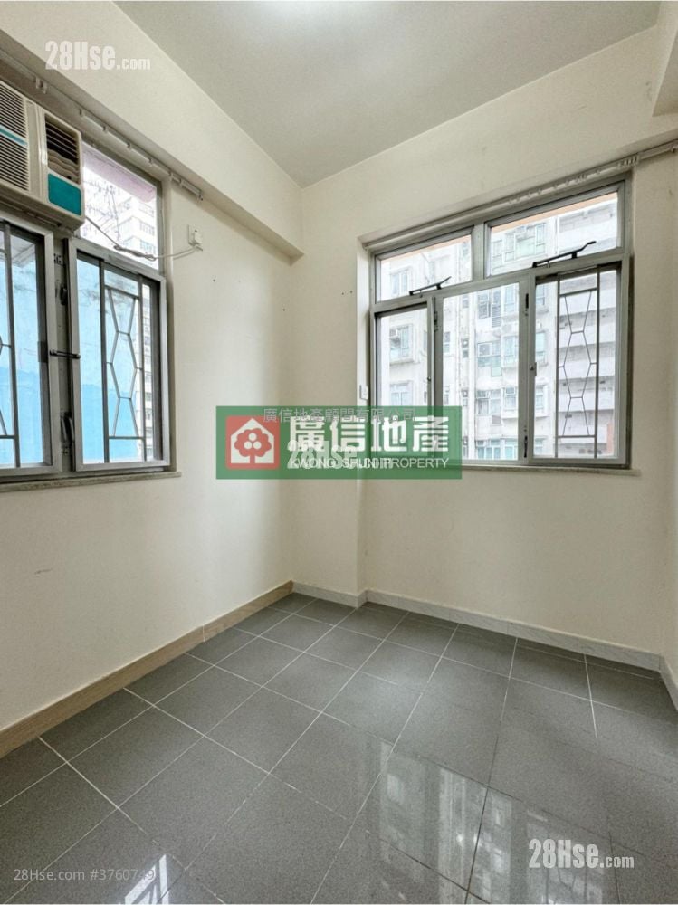 Tak Hay Building Sell 2 Bedrooms , 1 Bathroom 292 ft²