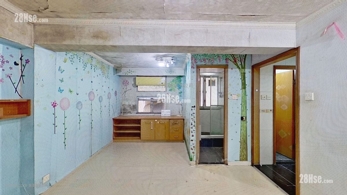 living room: Yau Ma Hom Village Sell 3 Bedrooms , 2 Bathrooms 605 ft²