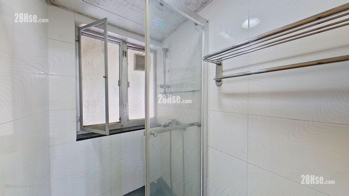 bathroom: Yau Ma Hom Village Sell 3 Bedrooms , 2 Bathrooms 605 ft²