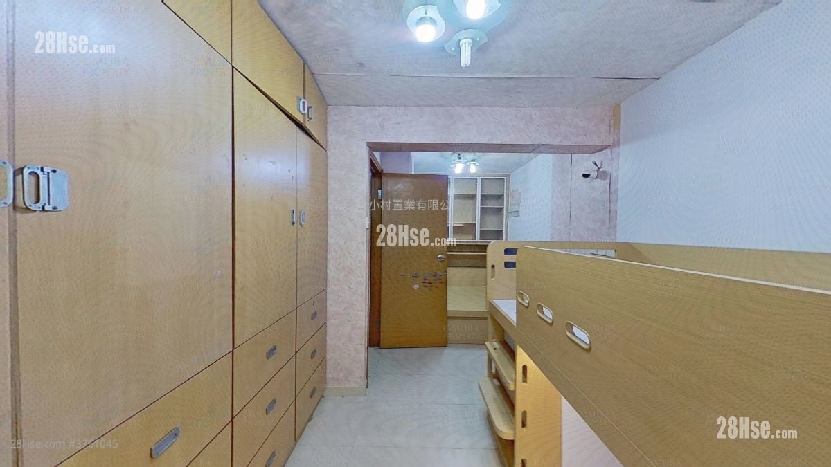 master room: Yau Ma Hom Village Sell 3 Bedrooms , 2 Bathrooms 605 ft²