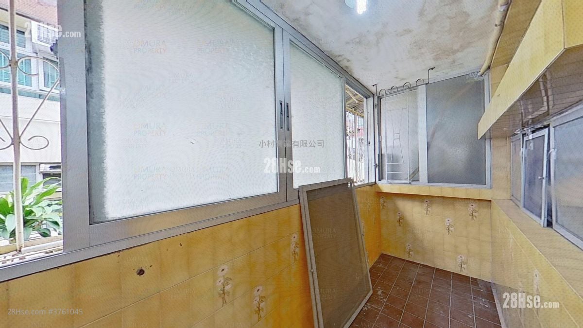 balcony: Yau Ma Hom Village Sell 3 Bedrooms , 2 Bathrooms 605 ft²