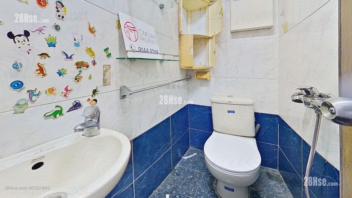 bathroom: Yau Ma Hom Village Sell 3 Bedrooms , 2 Bathrooms 605 ft²