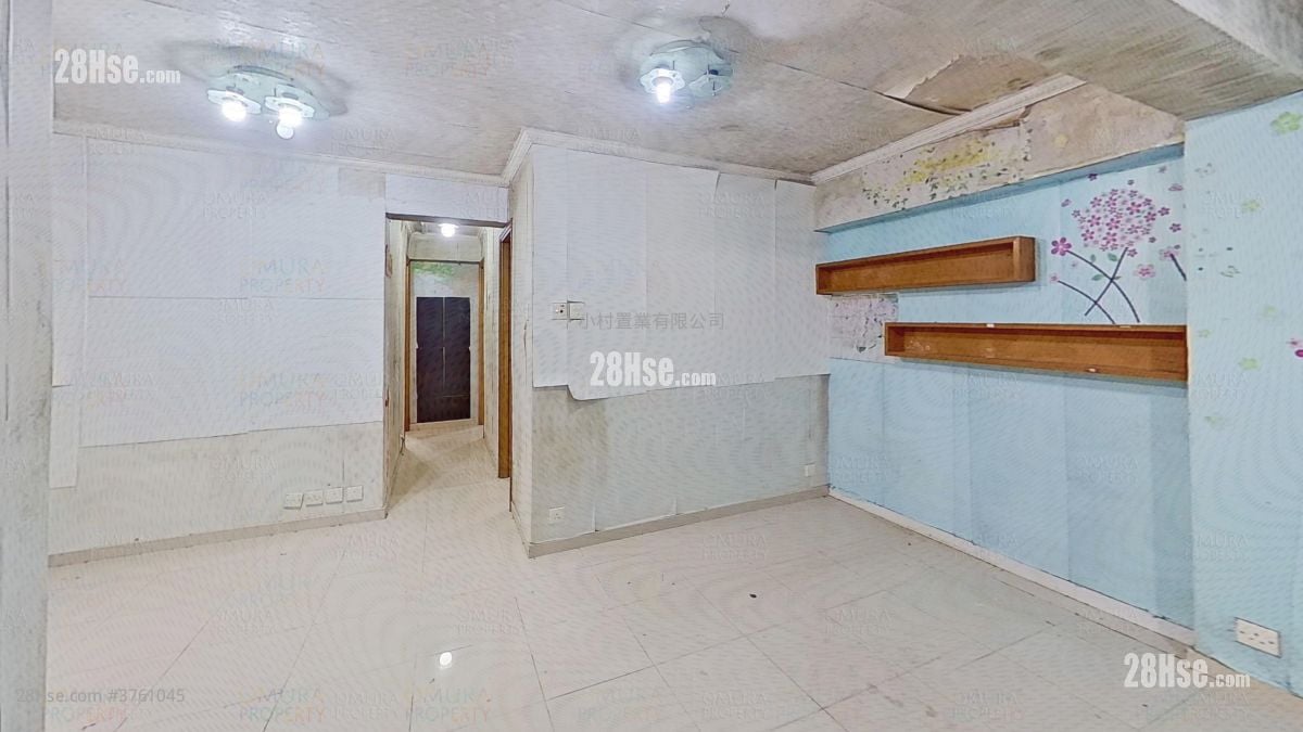 living room: Yau Ma Hom Village Sell 3 Bedrooms , 2 Bathrooms 605 ft²