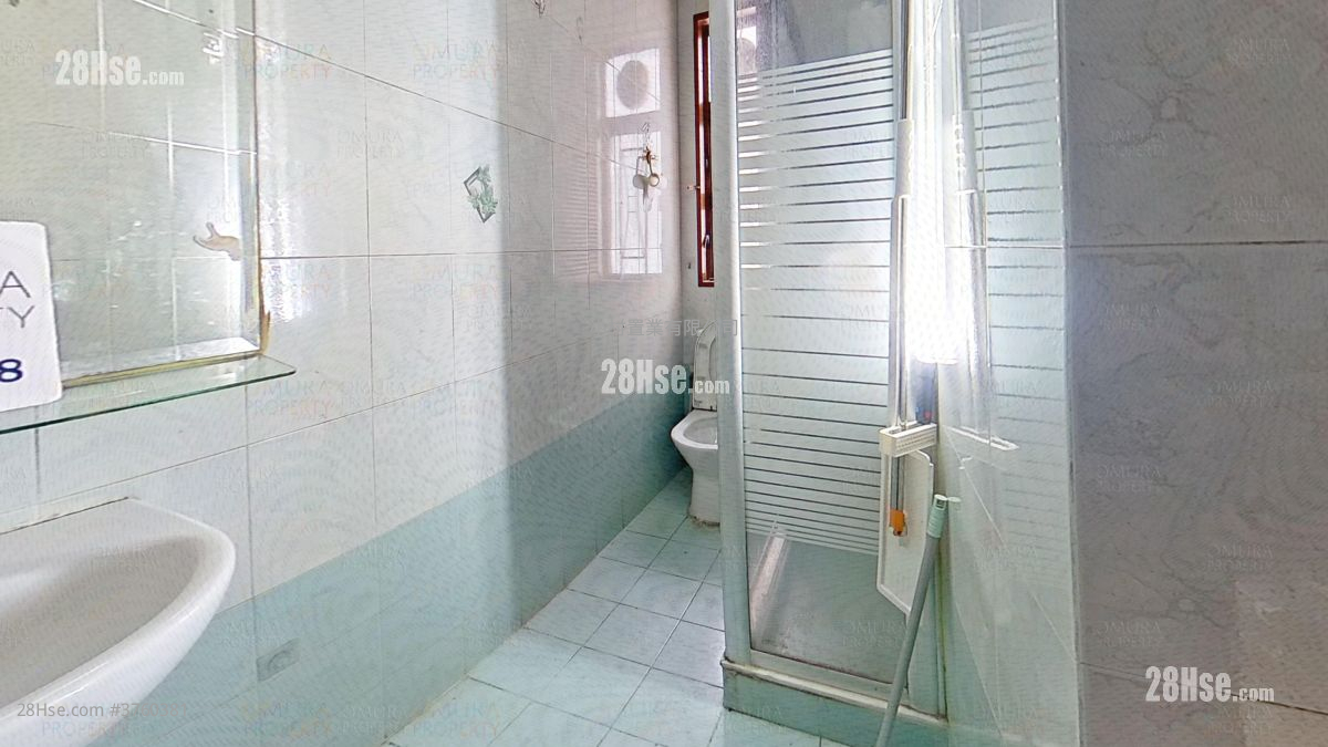bathroom: Yue King Building Sell 2 Bedrooms , 1 Bathroom 580 ft²