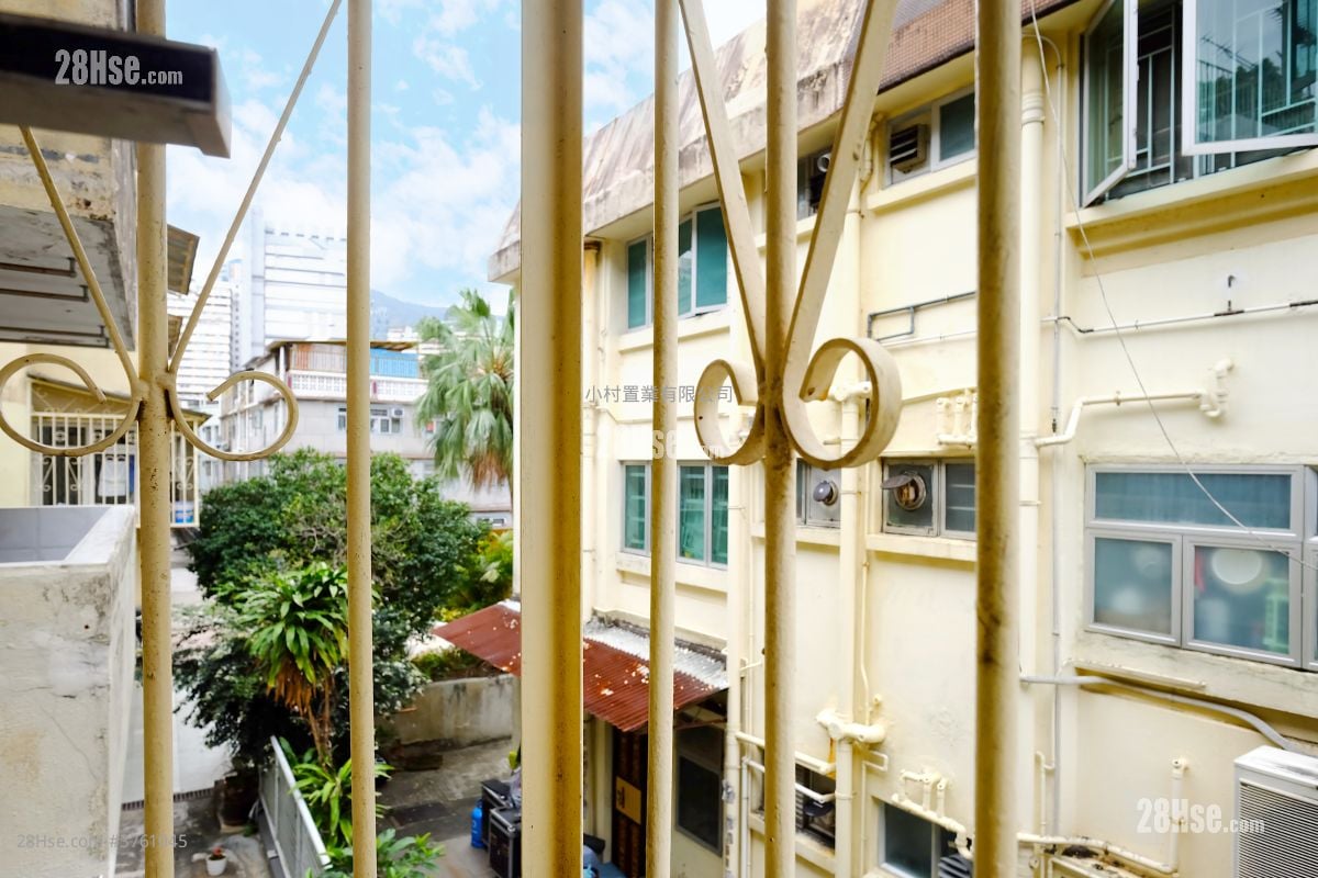 View: Yau Ma Hom Village Sell 3 Bedrooms , 2 Bathrooms 605 ft²