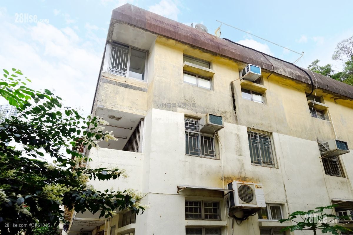 building outlook: Yau Ma Hom Village Sell 3 Bedrooms , 2 Bathrooms 605 ft²