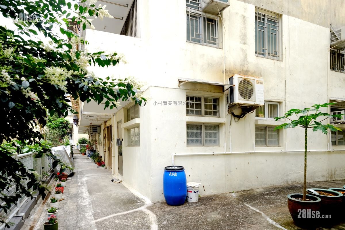 building outlook: Yau Ma Hom Village Sell 3 Bedrooms , 2 Bathrooms 605 ft²