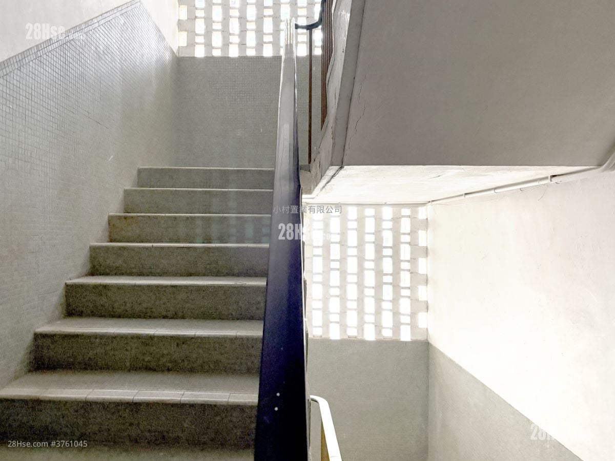 main door: Yau Ma Hom Village Sell 3 Bedrooms , 2 Bathrooms 605 ft²