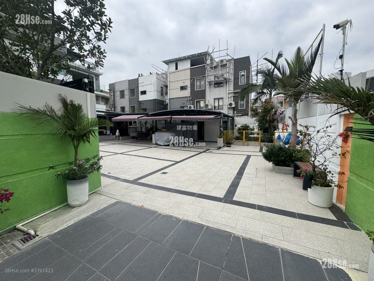 Village Sell 5+ Bedrooms , 4 Bathrooms 2,100 ft²