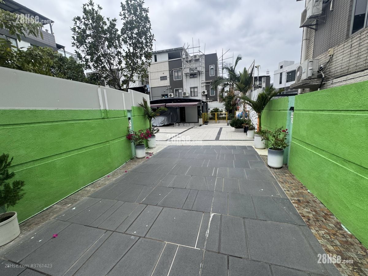 Village Sell 5+ Bedrooms , 4 Bathrooms 2,100 ft²