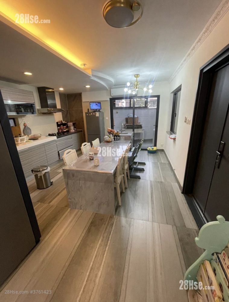 Village Sell 5+ Bedrooms , 4 Bathrooms 2,100 ft²