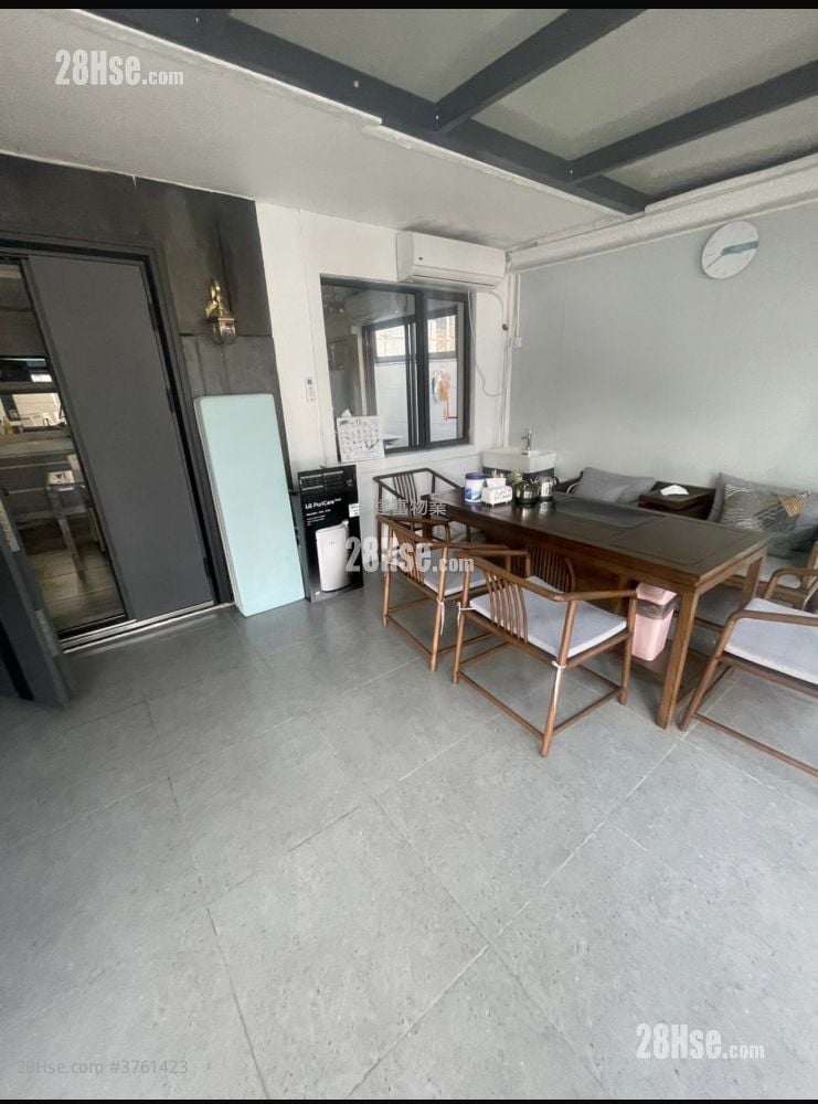 Village Sell 5+ Bedrooms , 4 Bathrooms 2,100 ft²