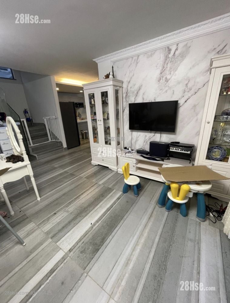 Village Sell 5+ Bedrooms , 4 Bathrooms 2,100 ft²