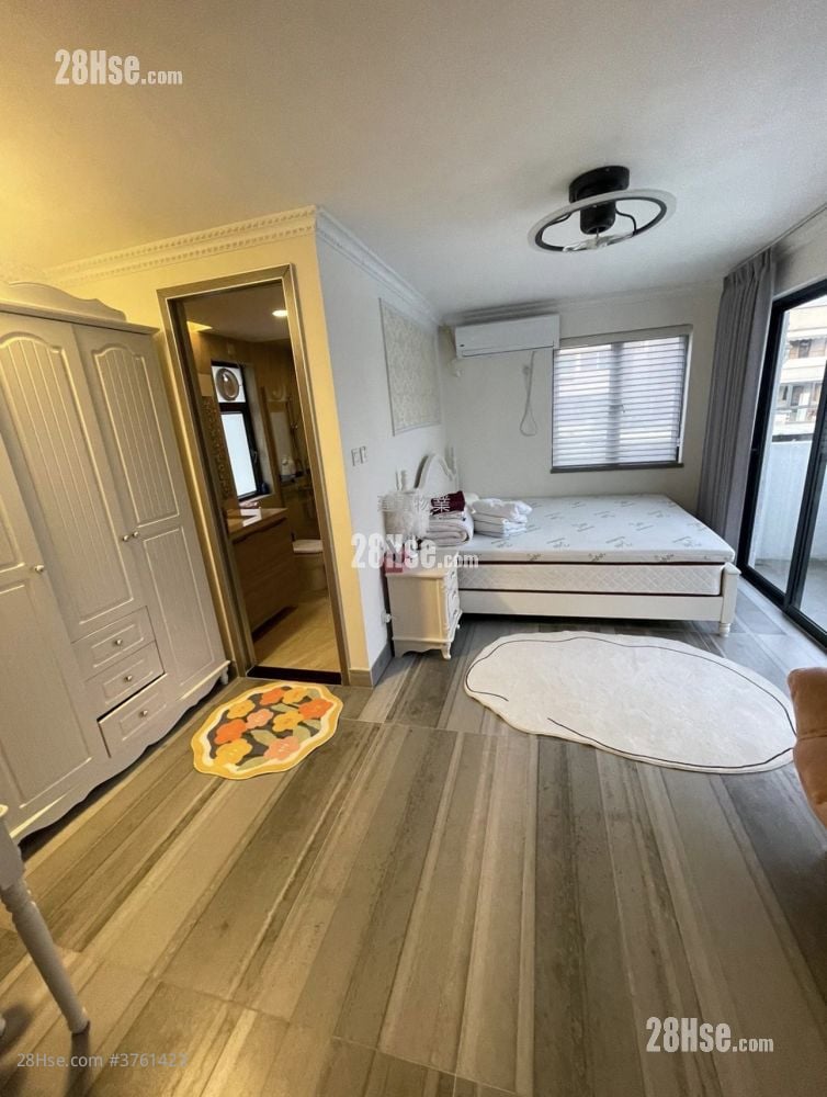 Village Sell 5+ Bedrooms , 4 Bathrooms 2,100 ft²