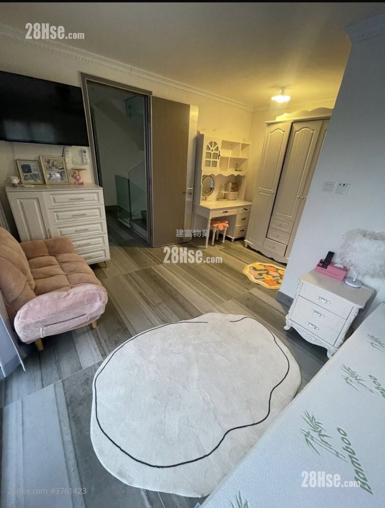 Village Sell 5+ Bedrooms , 4 Bathrooms 2,100 ft²