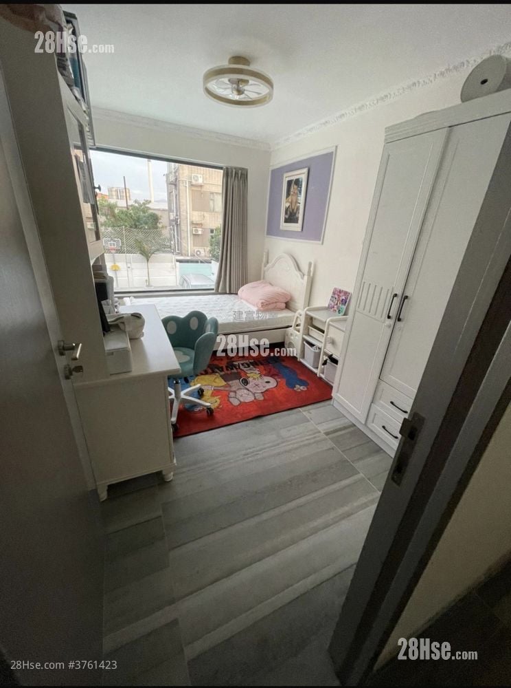 Village Sell 5+ Bedrooms , 4 Bathrooms 2,100 ft²