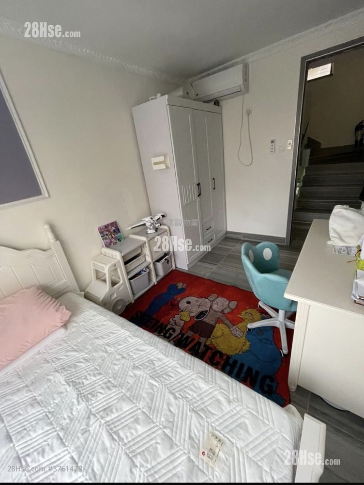 Village Sell 5+ Bedrooms , 4 Bathrooms 2,100 ft²