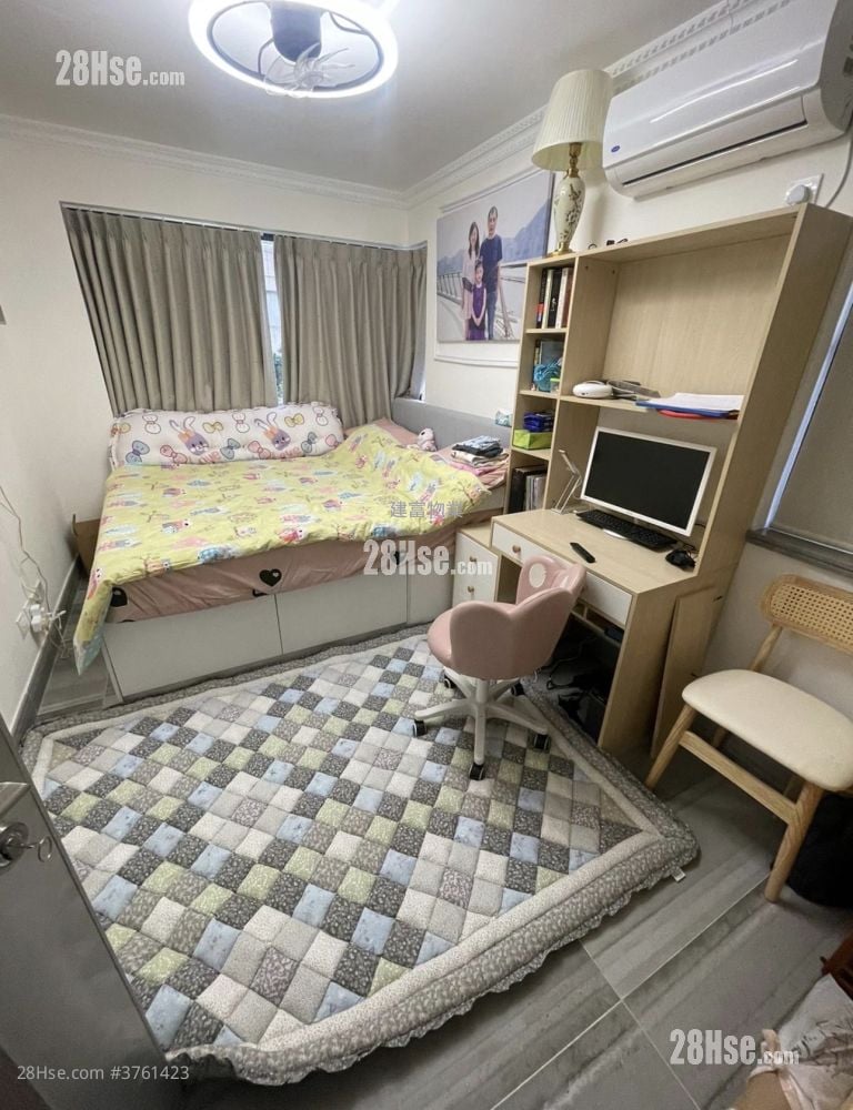 Village Sell 5+ Bedrooms , 4 Bathrooms 2,100 ft²