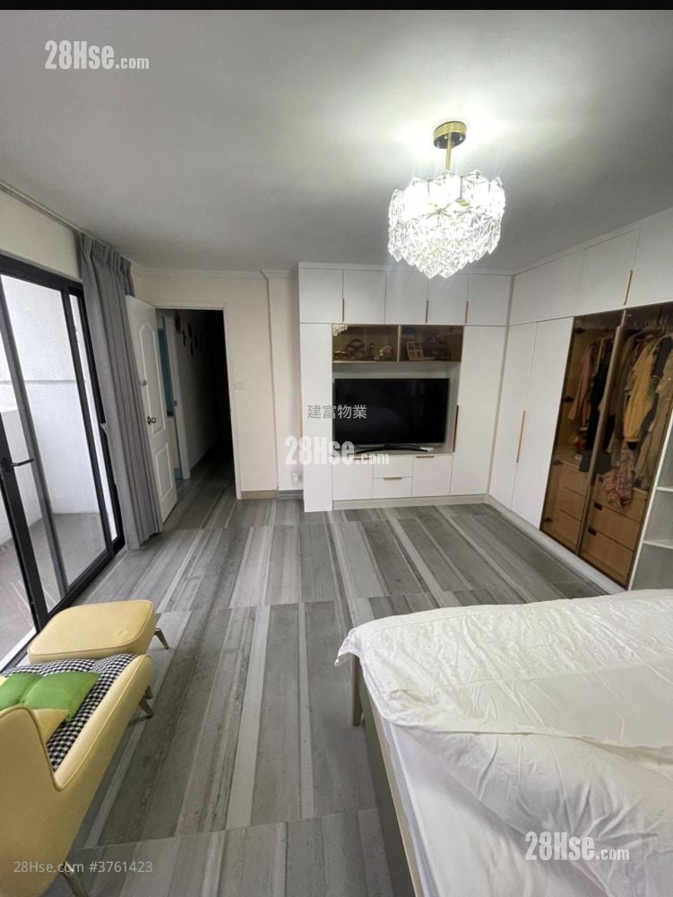 Village Sell 5+ Bedrooms , 4 Bathrooms 2,100 ft²