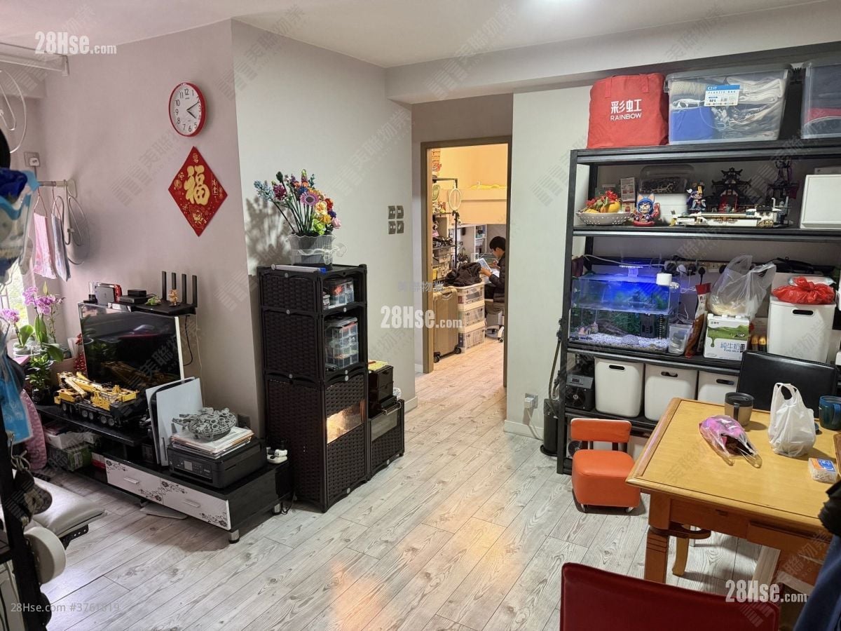 Siu Hong Court Sell 3 Bedrooms 534 ft²