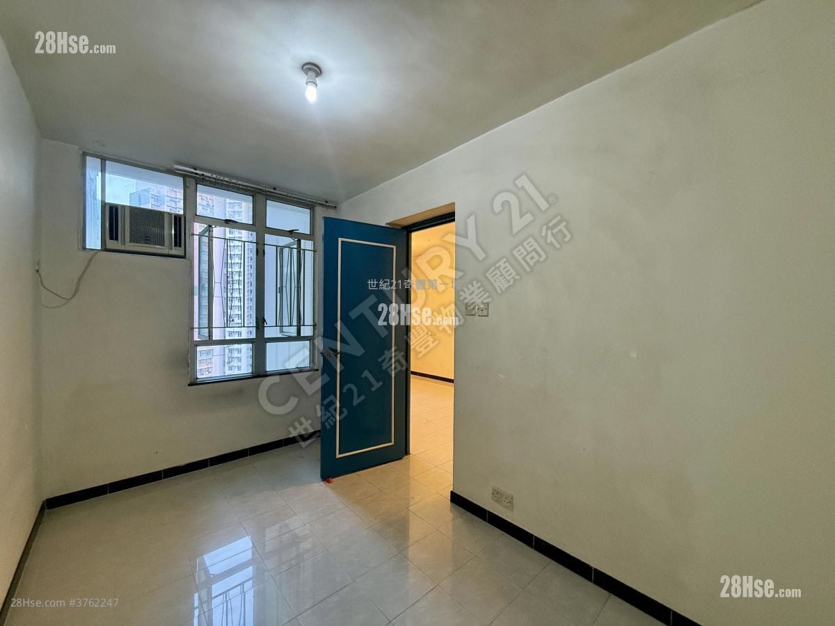 Kam Fung Court Sell 2 Bedrooms , 1 Bathroom 536 ft²