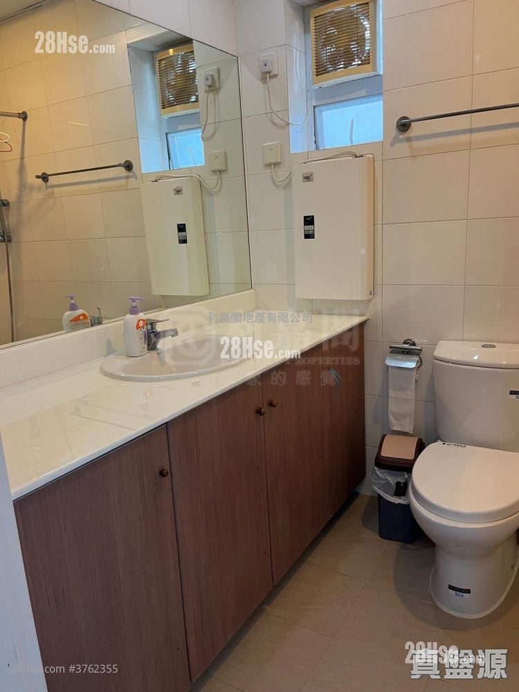 Summit Court Sell 3 Bedrooms , 2 Bathrooms 1,407 ft²