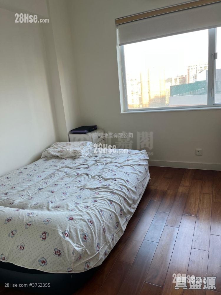 Summit Court Sell 3 Bedrooms , 2 Bathrooms 1,407 ft²