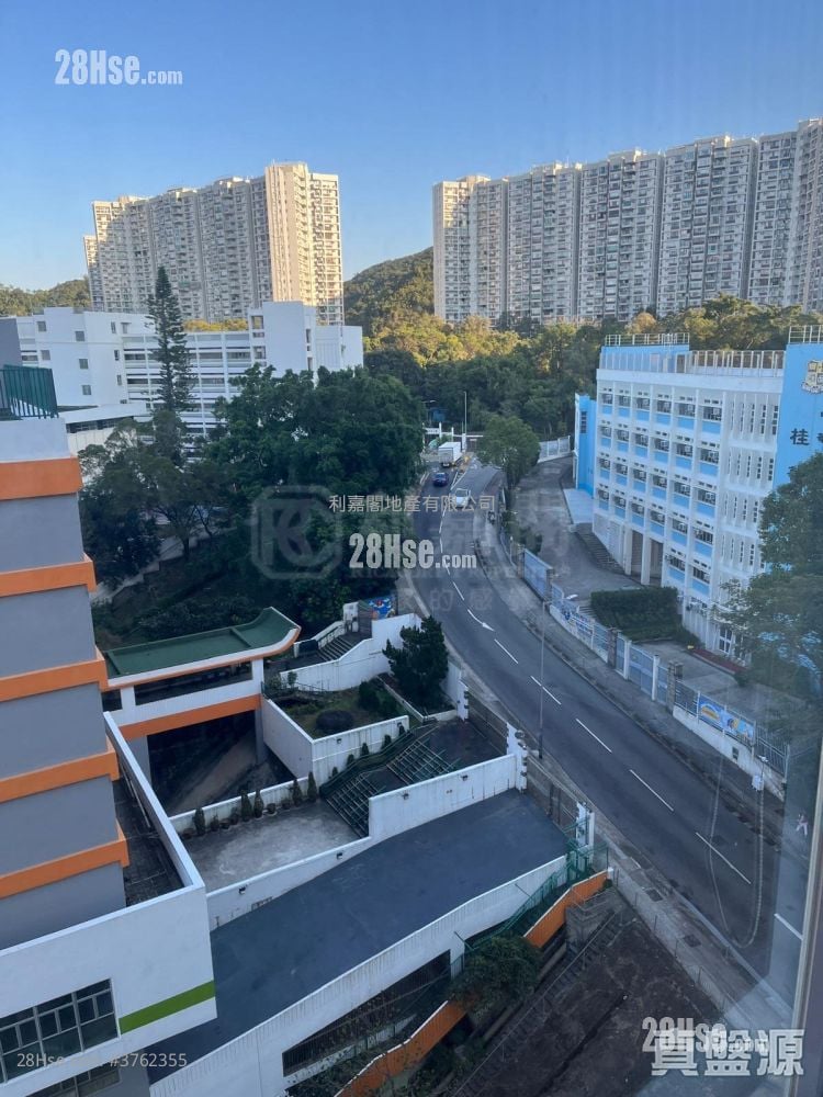 Summit Court Sell 3 Bedrooms , 2 Bathrooms 1,407 ft²